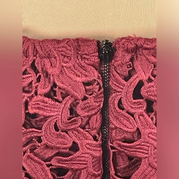 Guess Enna Lace Off-The-Shoulder Dress (burgundy color) NWT Medium - Picture 5 of 9